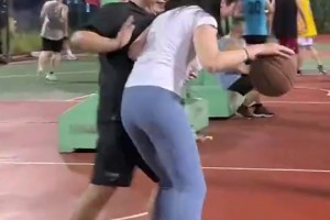 徐静雨曾言：巅峰詹姆斯是真正无解存在，不止会突破，还能背身和投三分